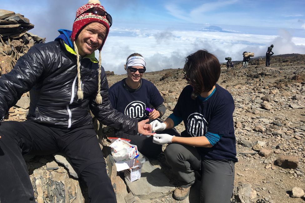 regelmäßige Kontrolle des Medikamentenspiegel (vlnr.: Andreas Gappmayer, Julia Rothensteiner, Birgit Reiter) regelmäßige Kontrolle des Medikamentenspiegel (vlnr.: Andreas Gappmayer, Julia Rothensteiner, Birgit Reiter)