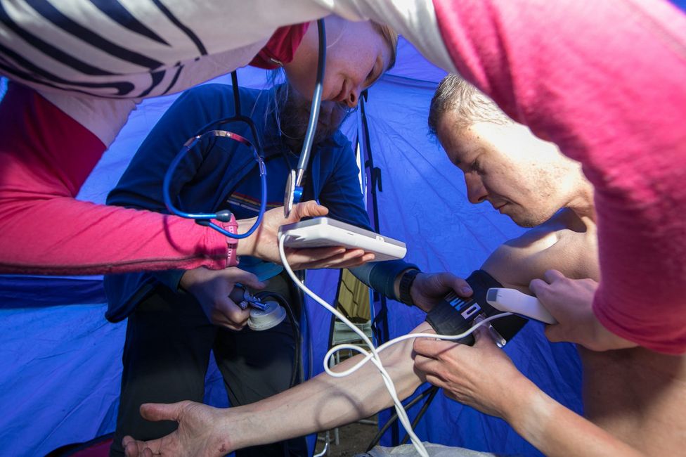 Ultraschall des Rippenfells und Blutdruckmessung (vlnr: Ulrike Weber, Jakob Mühlbacher, Peter Garda) Ultraschall des Rippenfells und Blutdruckmessung (vlnr: Ulrike Weber, Jakob Mühlbacher, Peter Garda)