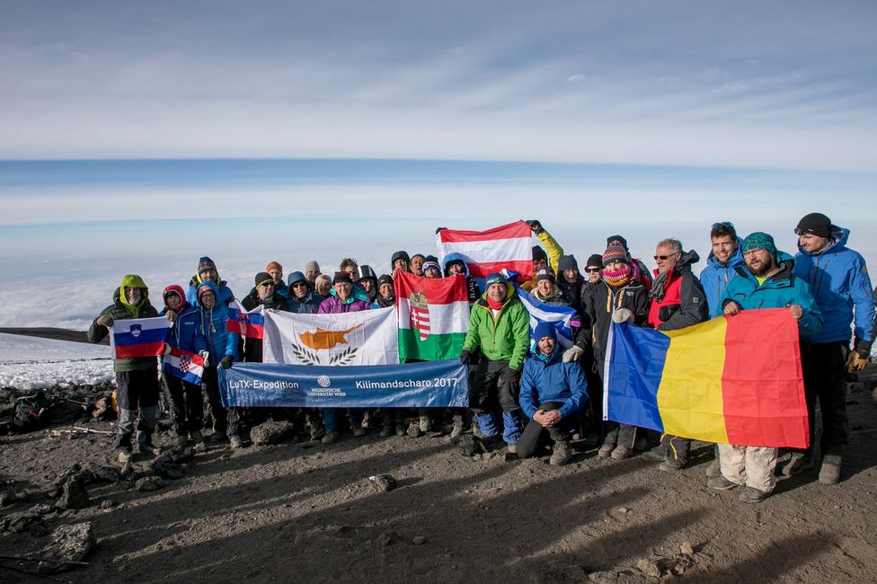 Gipfelsieg der Lungentransplantierten mit Ihren BetreuerInnen am Kilimandscharo Gipfelsieg der Lungentransplantierten mit Ihren BetreuerInnen am Kilimandscharo